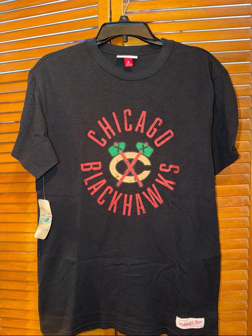 Chicago Blackhawks Mitchell & Ness Shirt. Mens Small (NWTS)